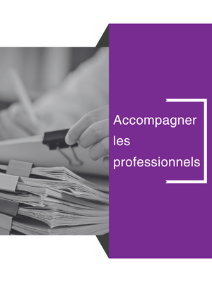 Une personne travaille sur des documents, avec le texte 