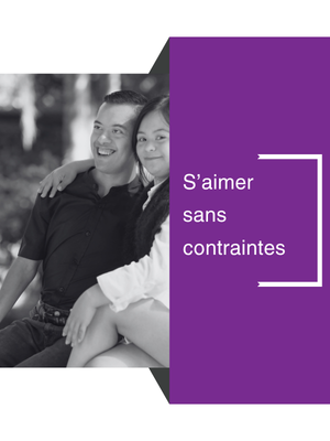 s'aimer sans contraintes couple heureux et amoureux en situation de handicap , photo en noir et blanc. A droite un bandeau violet avec le texte